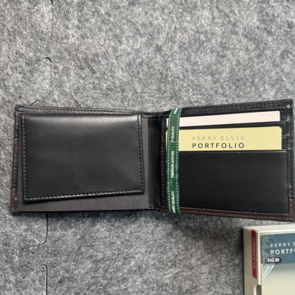 Perry Ellis Portfolio Bifold Passcase Leather Men's Wallet Removable ID Holder - Picture 4 of 11